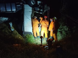 Saída de pista envolvendo três veículos deixa dois mortos na AL 101 Sul, em Coruripe