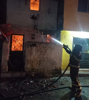 Fogo deixa residência totalmente destruída na Vila Brejal