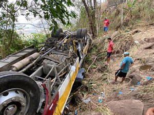 Por que a região onde ônibus despencou na Serra da Barriga não tinha guarda-corpo? Entenda