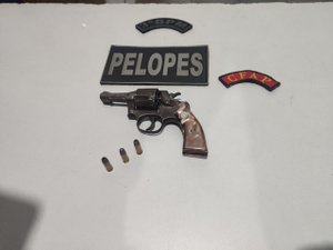 Após denuncia de som abusivo, polícia prende homem com arma de fogo