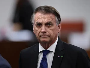 Bolsonaro tem alta após cirurgia no ombro e volta para prisão domiciliar