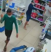 Dupla assalta farmácia com facão no bairro do Petrópolis