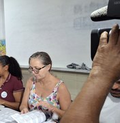 Lenilda Luna vota ao lado do filho, e fala sobre poucas filas: 'Venha, exerça seu voto'