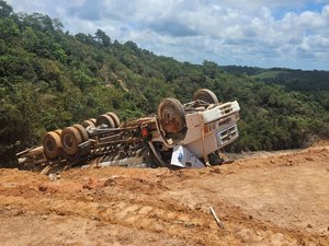 Trabalhador de obra morre preso às ferragens após caminhão tombar, em Maceió