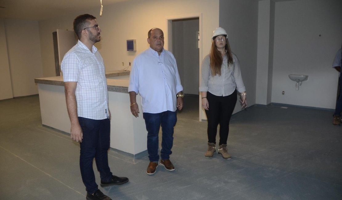 Secretário de Saúde inspeciona obras do Hospital Regional de Palmeira dos Índios