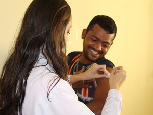 Pessoas em situação de rua recebem vacinação contra gripe em Arapiraca 