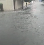 [Vídeo] Bairros de Arapiraca ficaram alagados após chuva torrencial