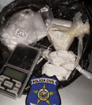 Polícia apreende cocaína e arma em residência em Maceió; suspeito foge