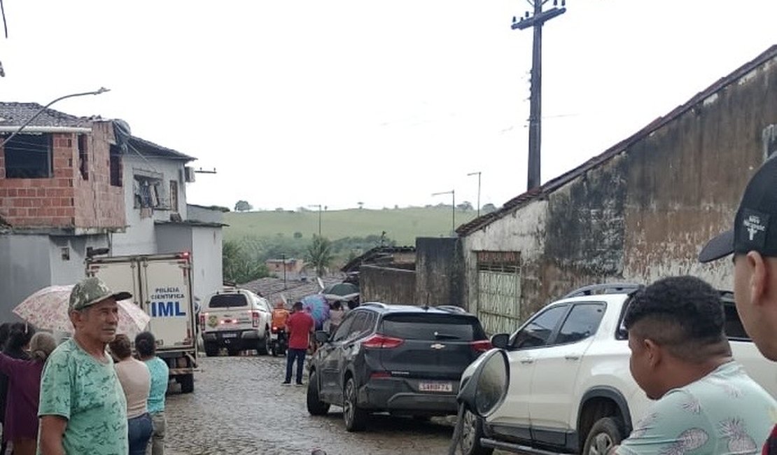 Polícia Científica realiza perícia em casa de bebê encontrado morto em Chã Preta