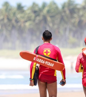 Bombeiros resgatam vítima de afogamento na Praia do Gunga, em Roteiro