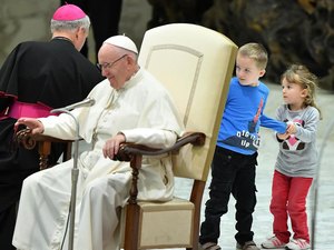 Menino argentino sobe no palco durante audiência geral do papa