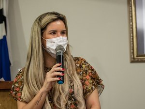 Prefeita Ceci Rocha lança Viva Bem Atalaia, programa de transferência de renda