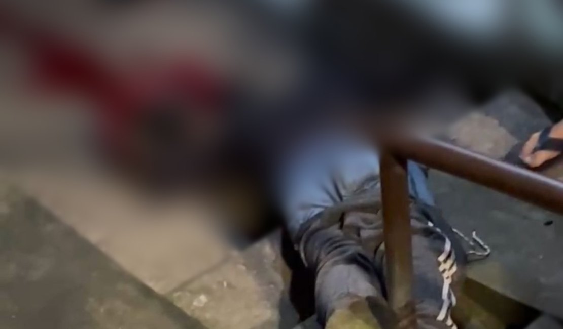 Homem é atacado a tiros em escadaria no Jacintinho é socorrido estado gravíssimo