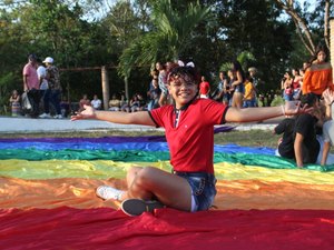 Parada do Orgulho LGBTQIA+ leva milhares ao Bosque das Arapiracas 