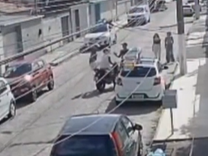 Câmeras de segurança registram assalto a ciclista no bairro Poço, em Maceió