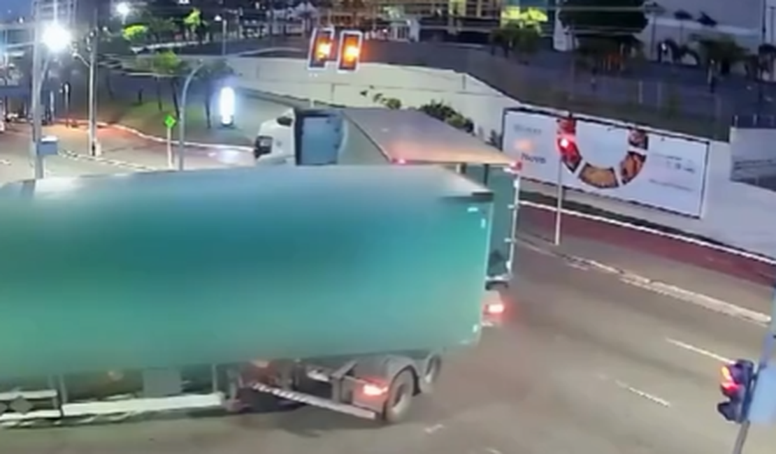 Caminhão derruba semáforo durante conversão na Av. Gustavo Paiva, em Maceió