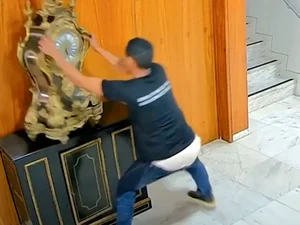 Justiça solta homem que quebrou relógio histórico em atos golpistas
