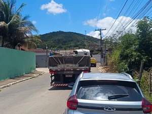 Caminhão colide em carro ao dar marcha à ré no Centro de Coité do Nóia
