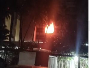 Incêndio destrói apartamento em prédio residencial na Cruz das Almas
