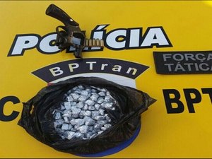 Traficantes abandonam arma e drogas em terreno para fugir da policia 