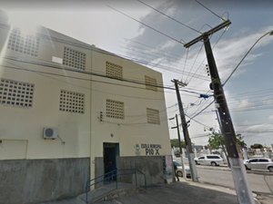 Curto-circuito causa incêndio em escola na parte baixa de Maceió