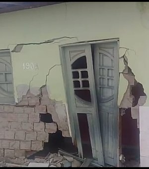 [Vídeo] Condutor perde controle de veículo e destrói parede de residência em Arapiraca
