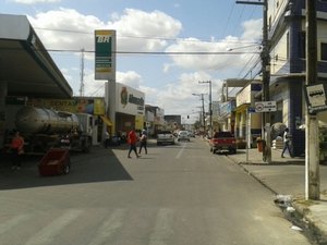 Dupla leva mais de R$ 8 mil em assalto a armazém