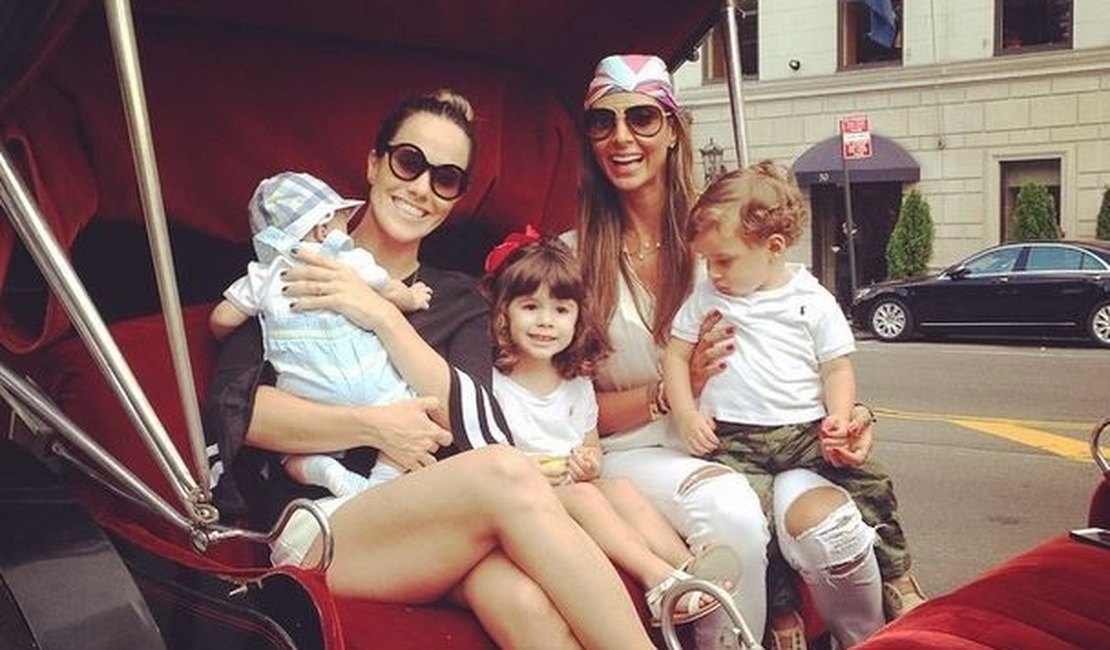 Fernanda Pontes e Flávia Sampaio posam com os filhos em NY