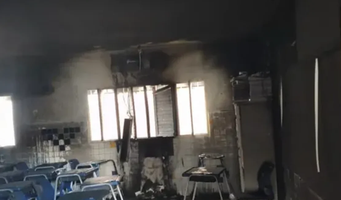 Incêndio atinge sala de aula de escola no bairro Canafístula, em Arapiraca
