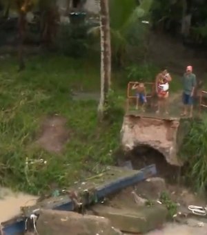 Ponte cai e moradores da Grota da Alegria ficam ilhados durante a chuva