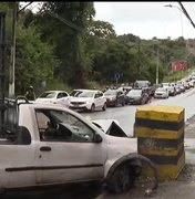 Carro perde controle, bate em mureta e bloqueia parte da Av. Leste-Oeste
