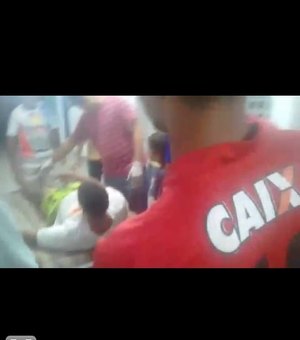 [Vídeo] Jovem é levado para hospital em carro de mão improvisado