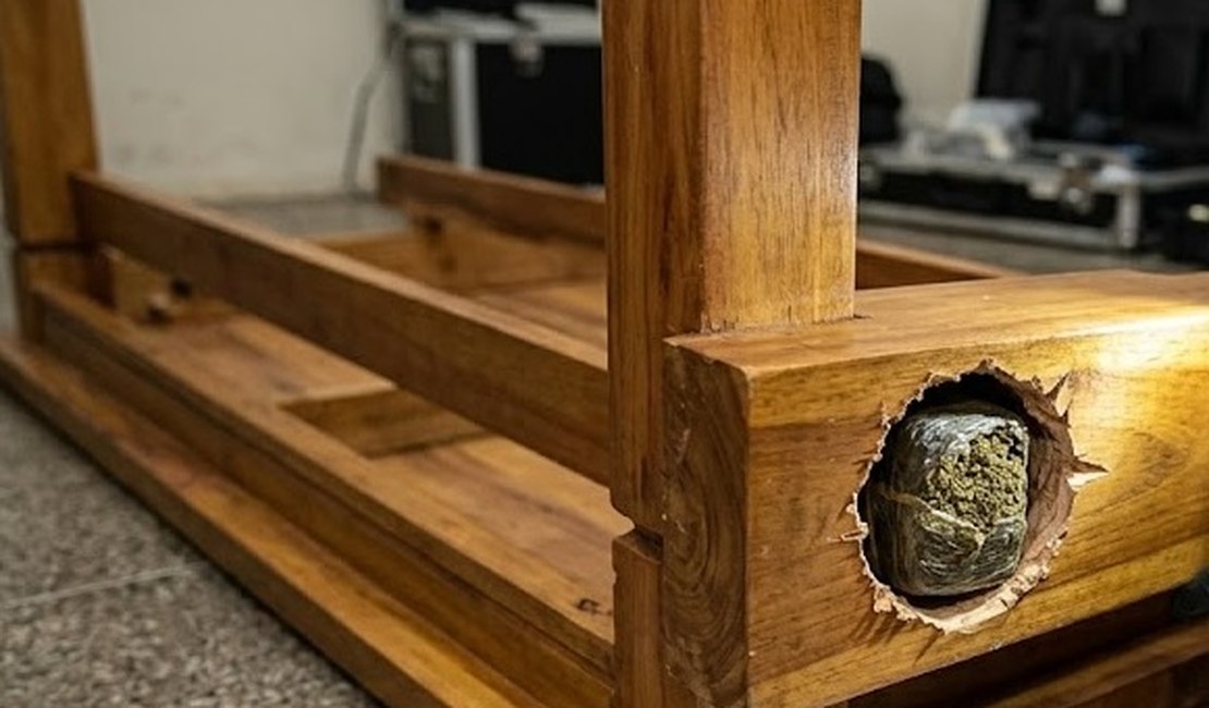 Homem é preso com cocaína e crack escondidos nos pés da mesa no bairro Jacintinho