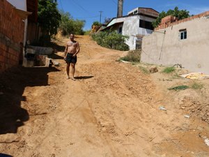 Moradores da Rua do Cemitério reclamam da falta de infraestrutura em Maragogi