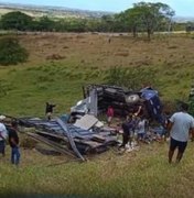 Caminhão capota e deixa três feridos e um cavalo morto em Garanhuns