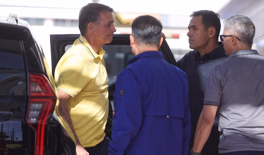 Jair Bolsonaro deixa Solar de Brasília e chega a hospital para exames