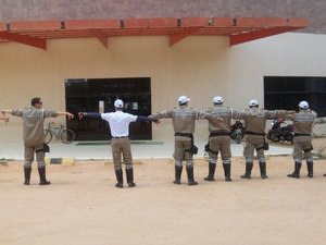 Agentes da SMTT de Arapiraca cercam prefeitura em protesto aos salários atrasados