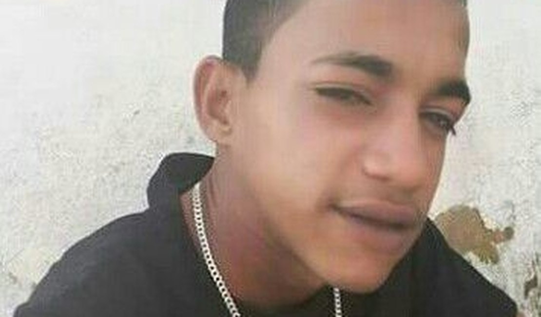 Jovem é baleado na cabeça em frente a escola municipal na parte alta de Maceió