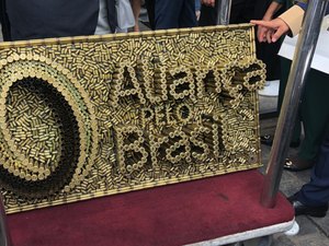 Bolsonaro ganha quadro com logo de seu partido feito de cartuchos de armas