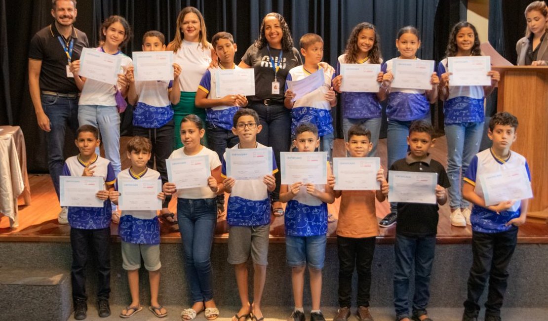 Arapiraca premia mais de 700 alunos da Rede Municipal de Ensino durante culminância de 2024