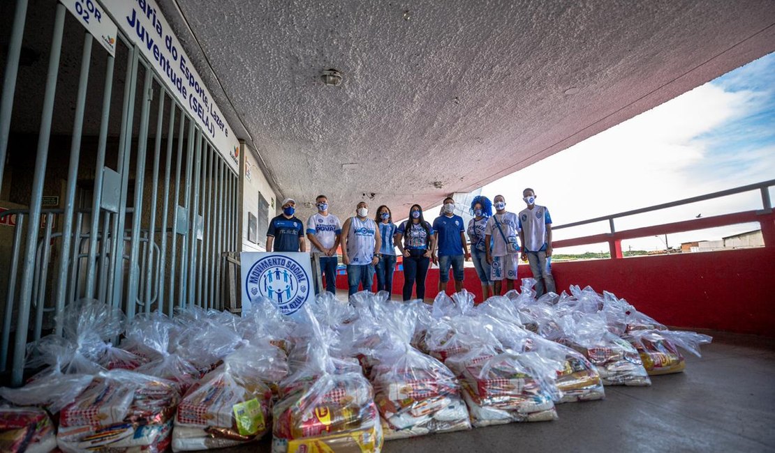 CSA entrega cestas básicas para ambulantes do Rei Pelé