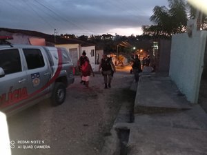 Polícia apreende R$ 45 mil e drogas em cima de telhado de casa em Penedo
