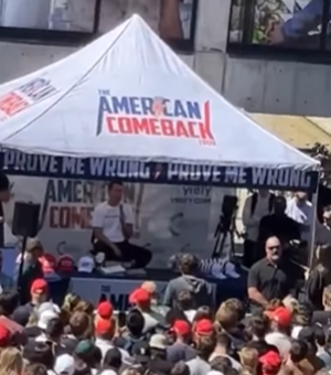 Influencer aliado de Trump é baleado durante palestra em Utah