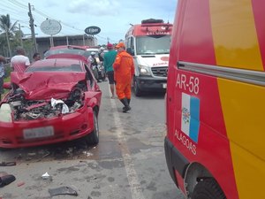Colisão entre carros deixa duas pessoas feridas em Marechal Deodoro