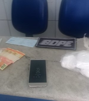 Com três pedras de cocaína, homem é preso no Barro Duro