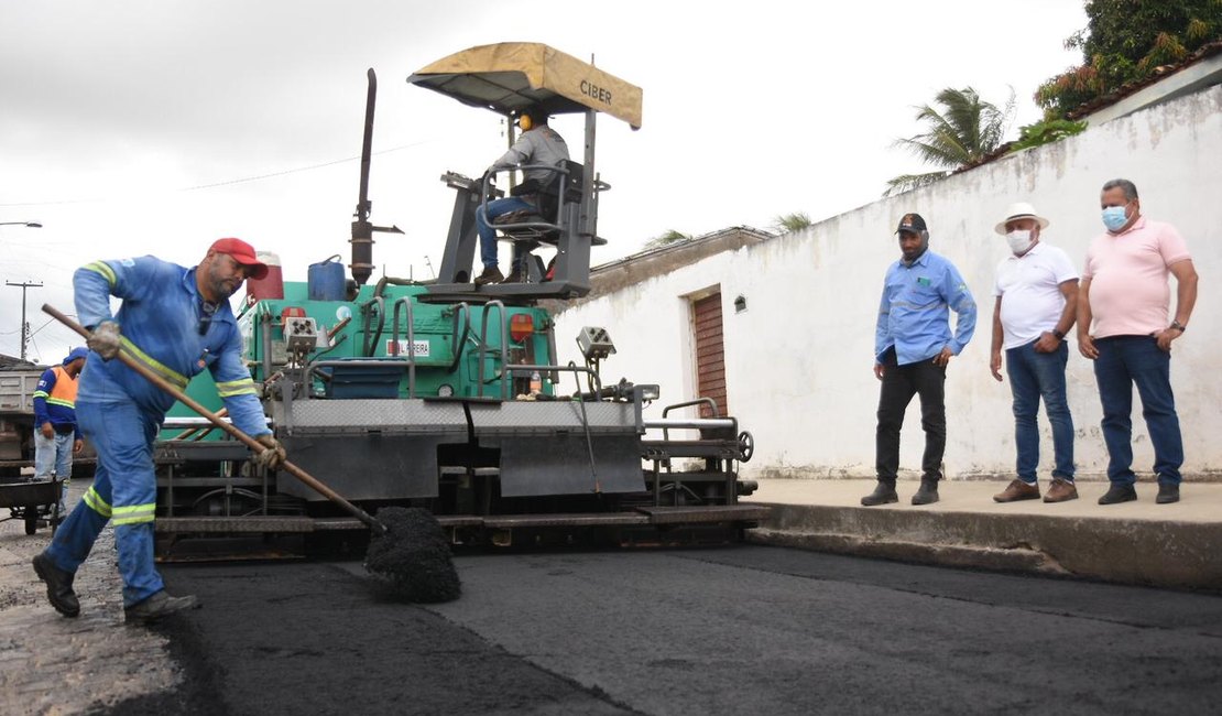 Em São Sebastião, prefeitura asfalta ruas com pavimentação antiga em paralelepípedos