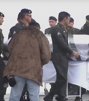 Com honra militar, caixões de vítimas do acidente da Chape são desembarcados
