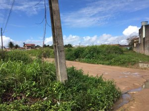 [Vídeo] Moradores reclamam de escuridão, matagal e falta de pavimentação em ruas de Arapiraca