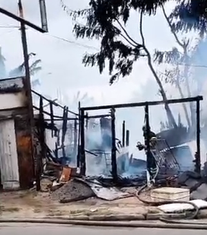 Incêndio atinge barraco de lona no conjunto Eustáquio Gomes, em Maceió