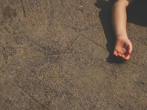 Menina de 4 anos é morta com tiro em frente de casa